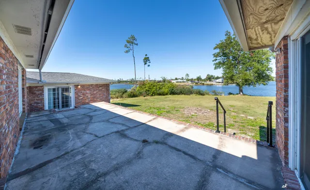 a view of an house with backyard and garden