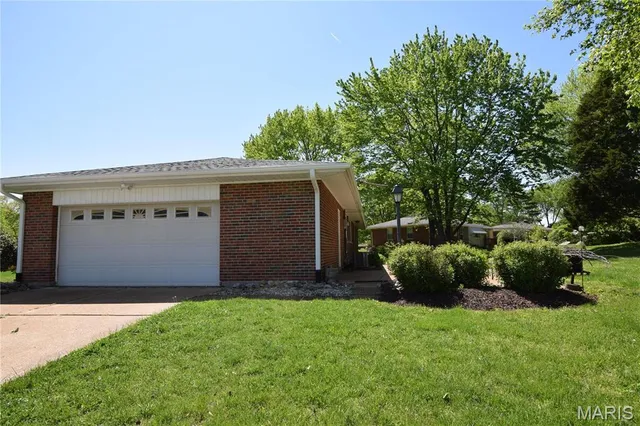 $1,975 | 11817 Helta Drive, St. Louis, MO 63128