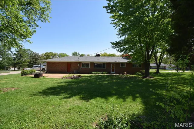 $1,975 | 11817 Helta Drive, St. Louis, MO 63128