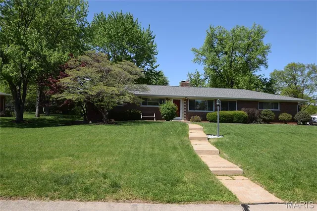 $1,975 | 11817 Helta Drive, St. Louis, MO 63128