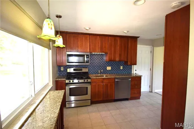 $1,975 | 11817 Helta Drive, St. Louis, MO 63128