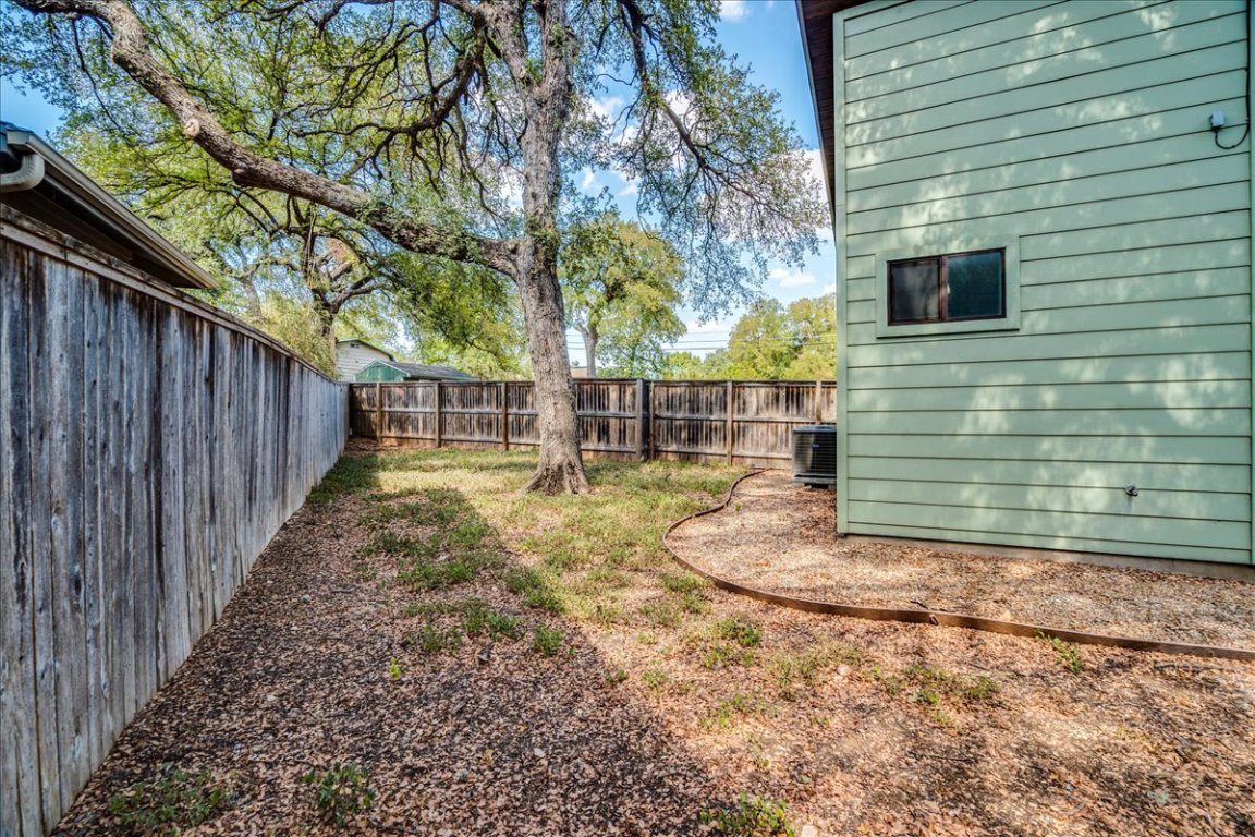 4006 Valley View Road, Unit B Austin, TX 78704 - Photo 22 of 32 a backyard of a house