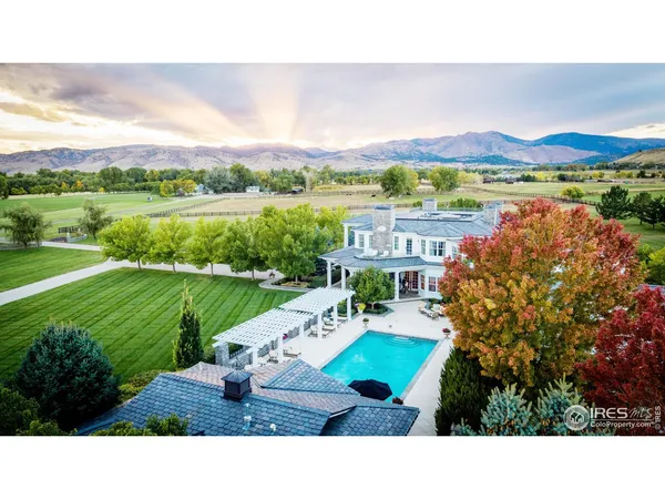 a view of an outdoor space and a yard