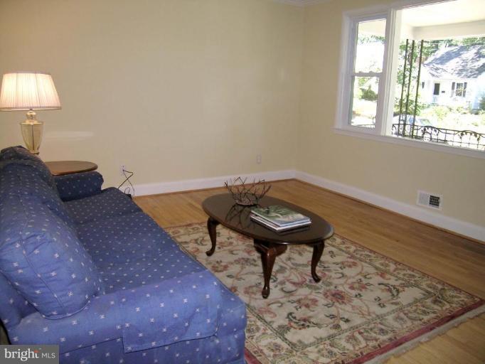 731 Overbrook Road Baltimore, MD 21212 - Photo 2 of 20 a room with a bed and a lamp on table