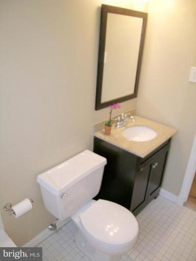 731 Overbrook Road Baltimore, MD 21212 - Photo 15 of 20 a bathroom with a toilet sink and mirror