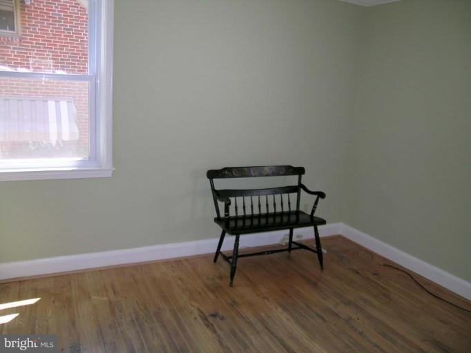 731 Overbrook Road Baltimore, MD 21212 - Photo 9 of 20 a room with a workspace