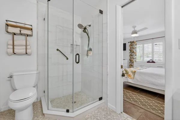 a en suite bathroom with a shower