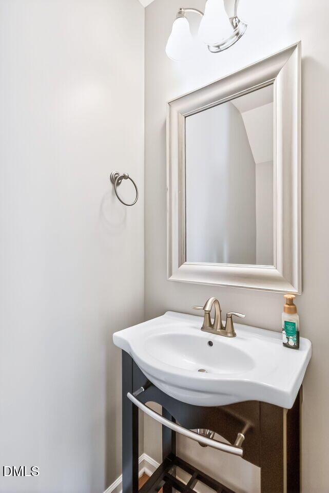 5617 Wade Park Boulevard Raleigh, NC 27607 - Photo 16 of 31 016-1280x960-half-bath