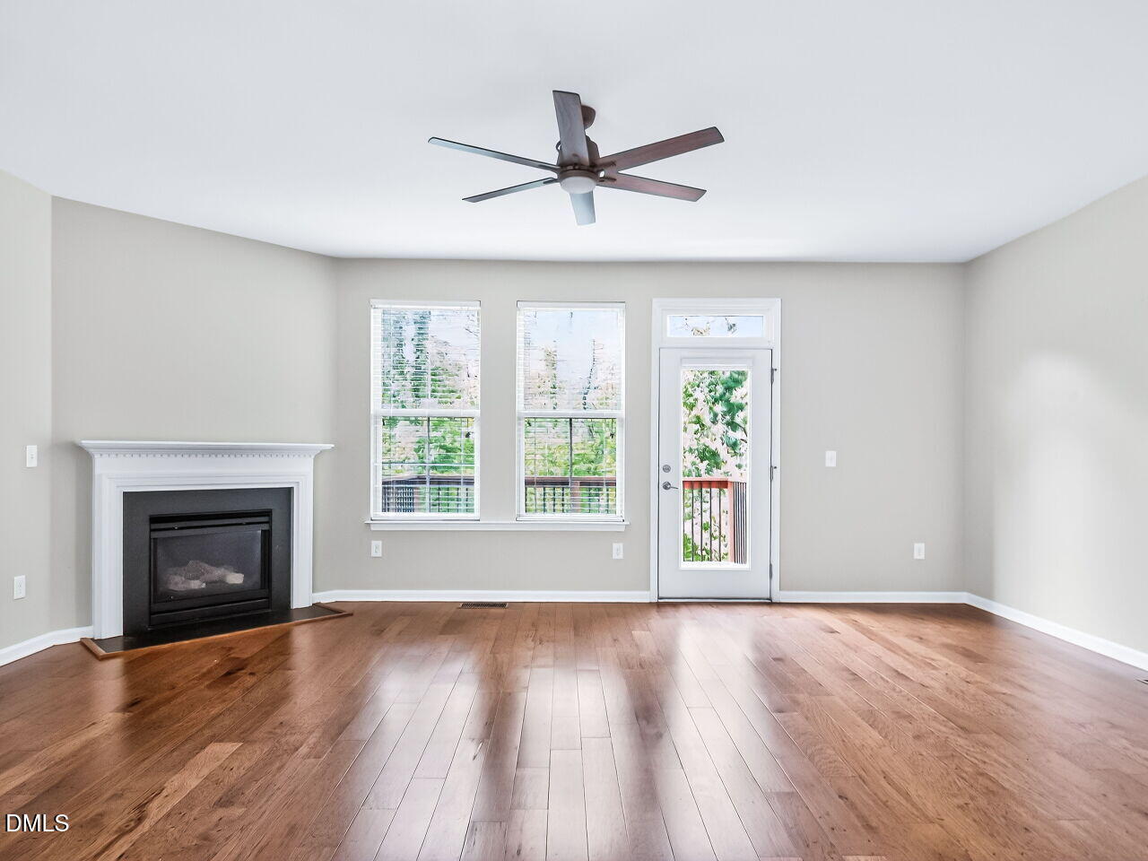 5617 Wade Park Boulevard Raleigh, NC 27607 - Photo 5 of 31 005-1280x960-living-room