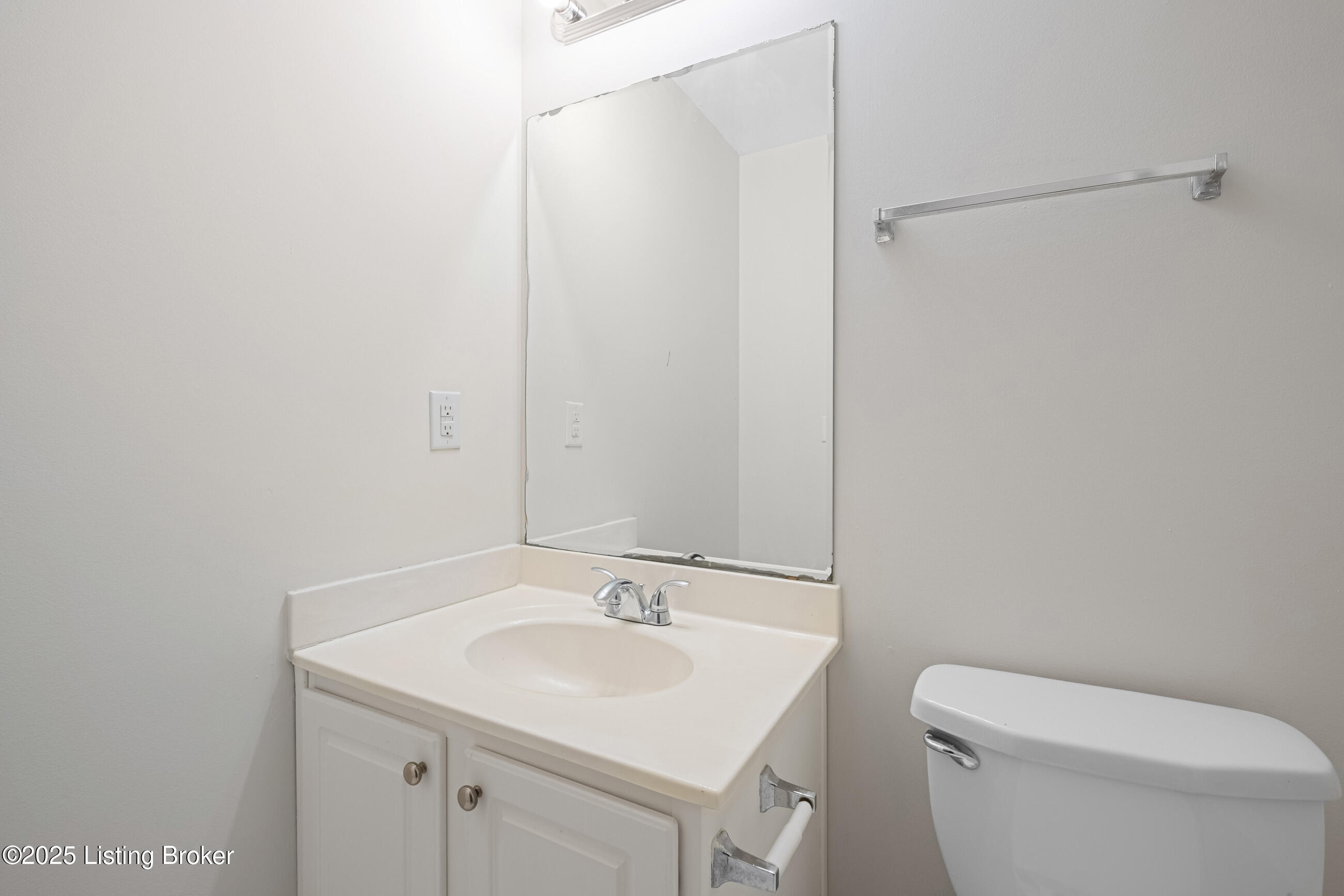 8803 Riley Avenue Louisville, KY 40242 - Photo 26 of 35 8803riley_louisvillerealestatemedia_091