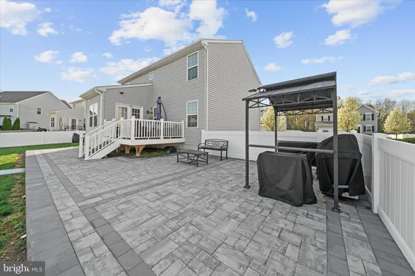 a view of an house with backyard space and porch