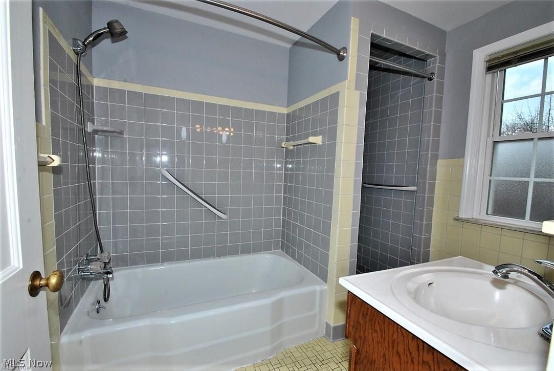3578 Latimore Road Shaker Heights, OH 44122 - Photo 20 of 25 Main bathroom on 2nd floor features nice tilework
