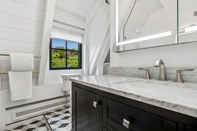 $2,895,000 | 70 Glenview Drive, Southampton, NY 11968