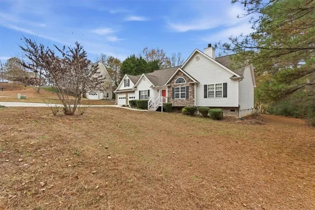 a view of a house with a yard