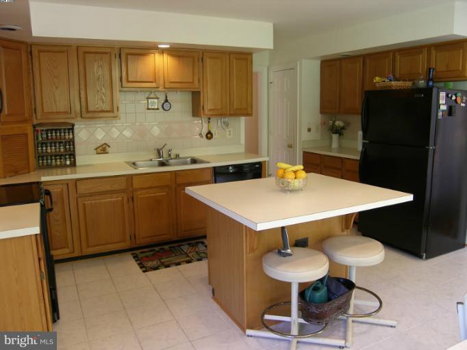 8 Rideout Court Gaithersburg, MD 20877 - Photo 19 of 30 Kitchen