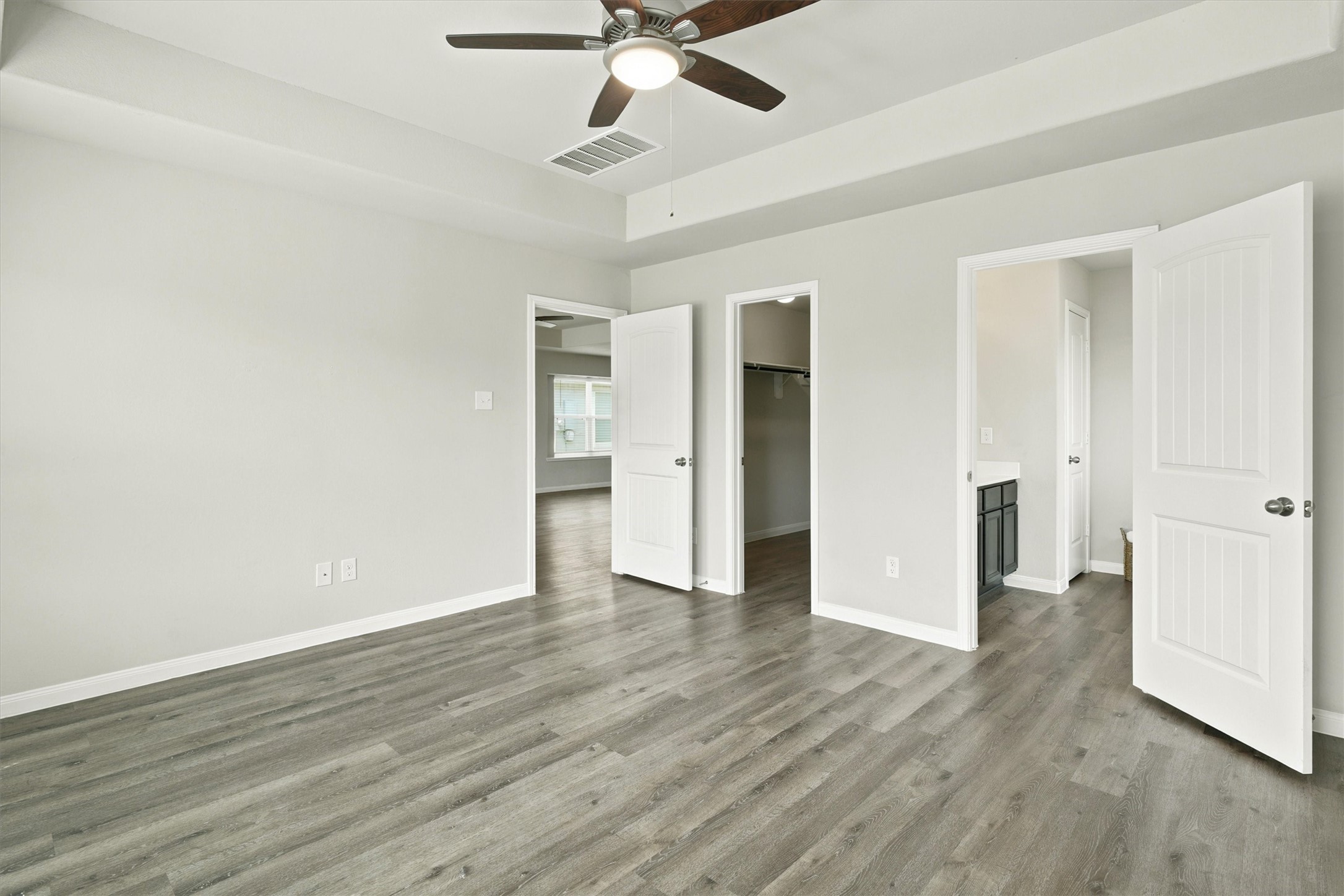 5334 Brooklyn Rose Drive Rosharon, TX 77583 - Photo 13 of 21 Another view of the primary bedroom which includes a generous sized walk in closet and en suite