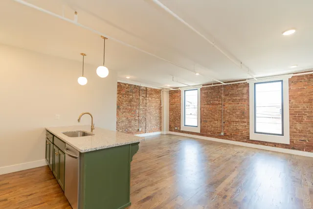 $2,300 | 614 East Main Street, Unit 202, Chattanooga, TN 37408