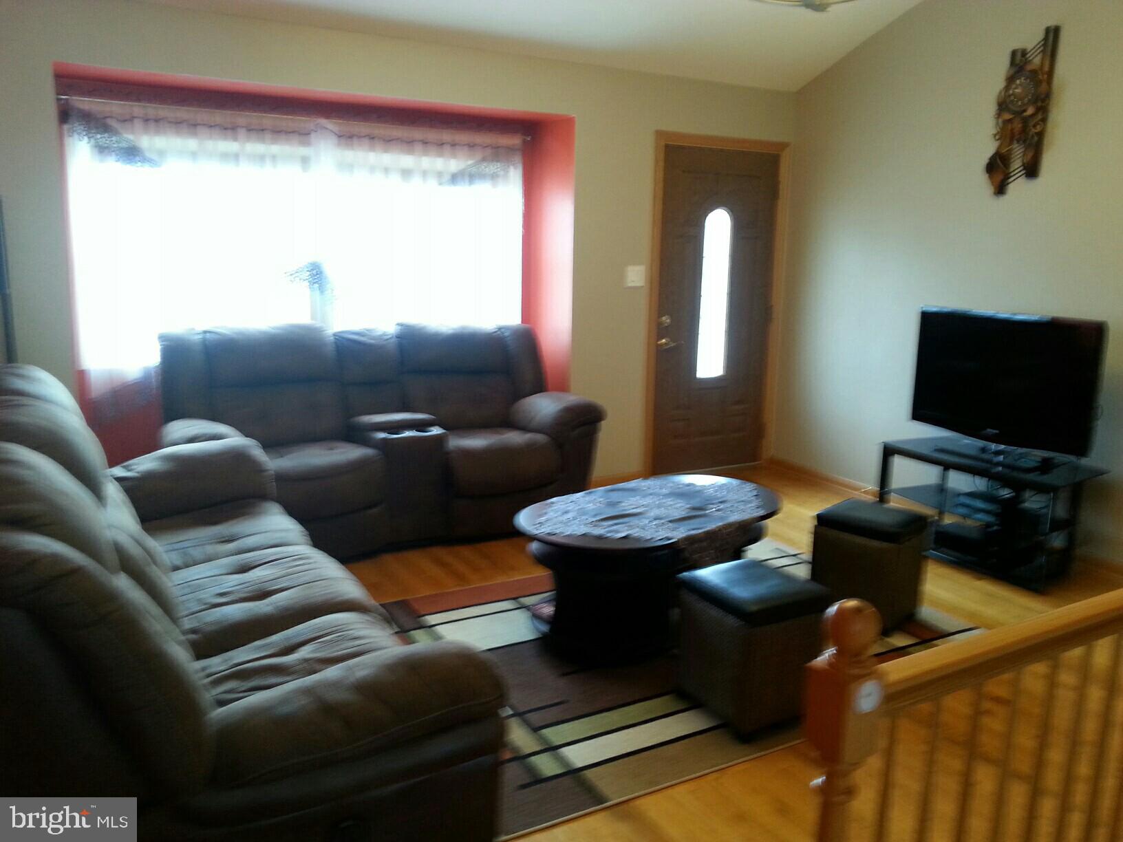 207 Dogwood Road Beverly, NJ 08010 - Photo 3 of 23 Living Room Front Door
