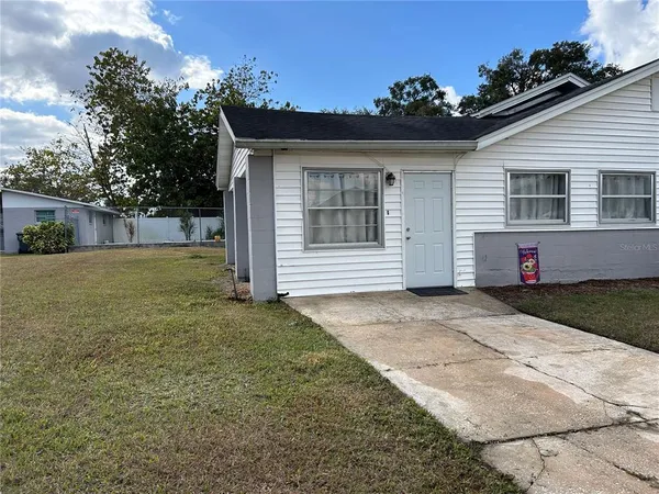 a view of a house with a yard