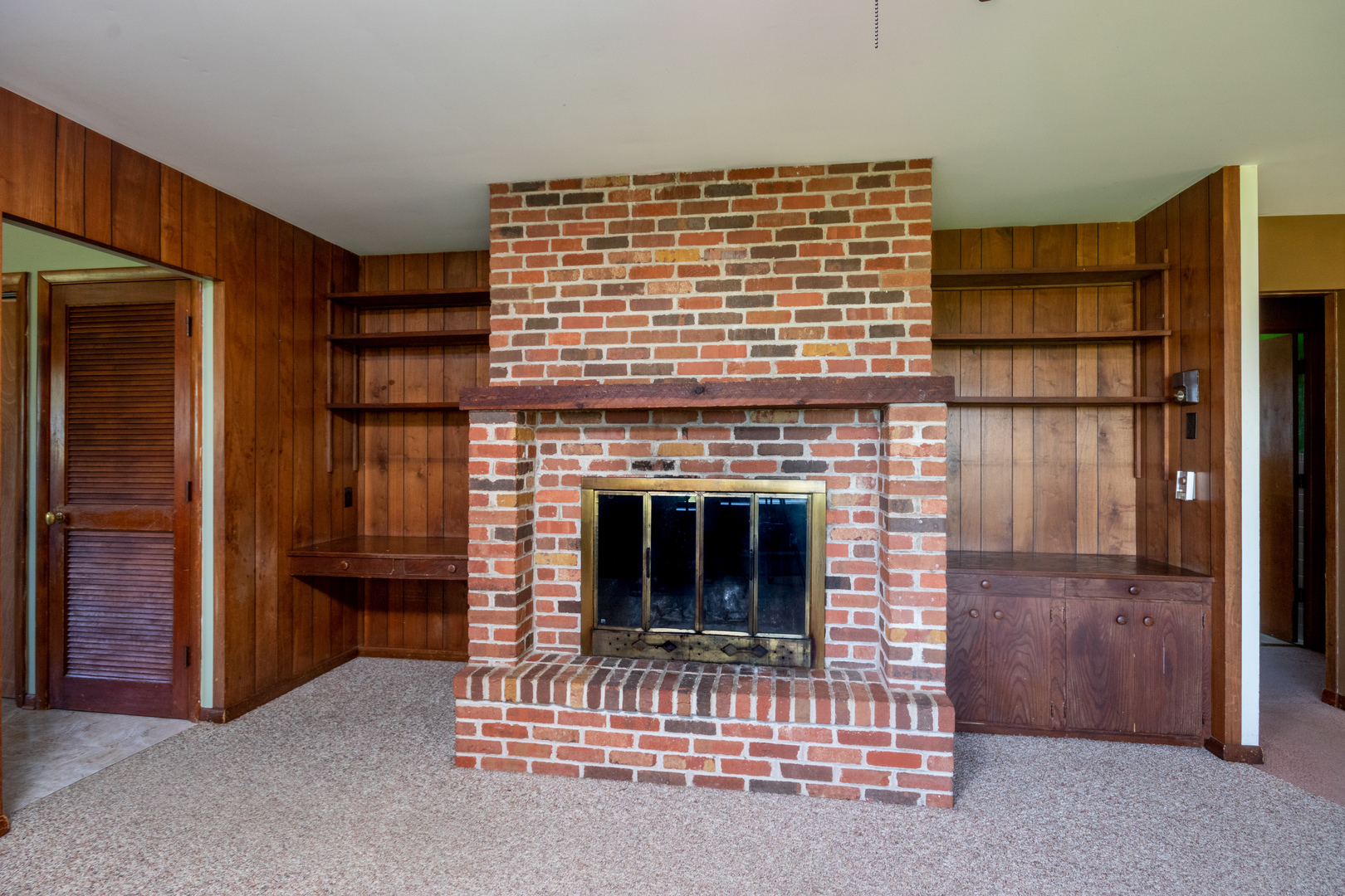 9096 Wesson Road Leland, IL 60531 - Photo 16 of 29 a view of fireplace and front door