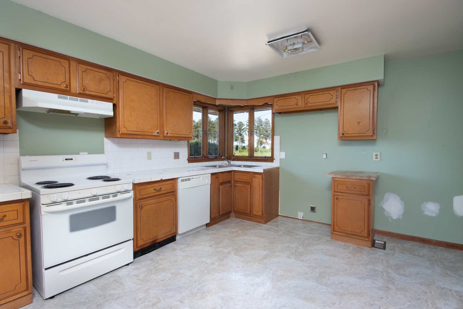 9096 Wesson Road Leland, IL 60531 - Photo 18 of 29 a kitchen with a stove a sink and a refrigerator