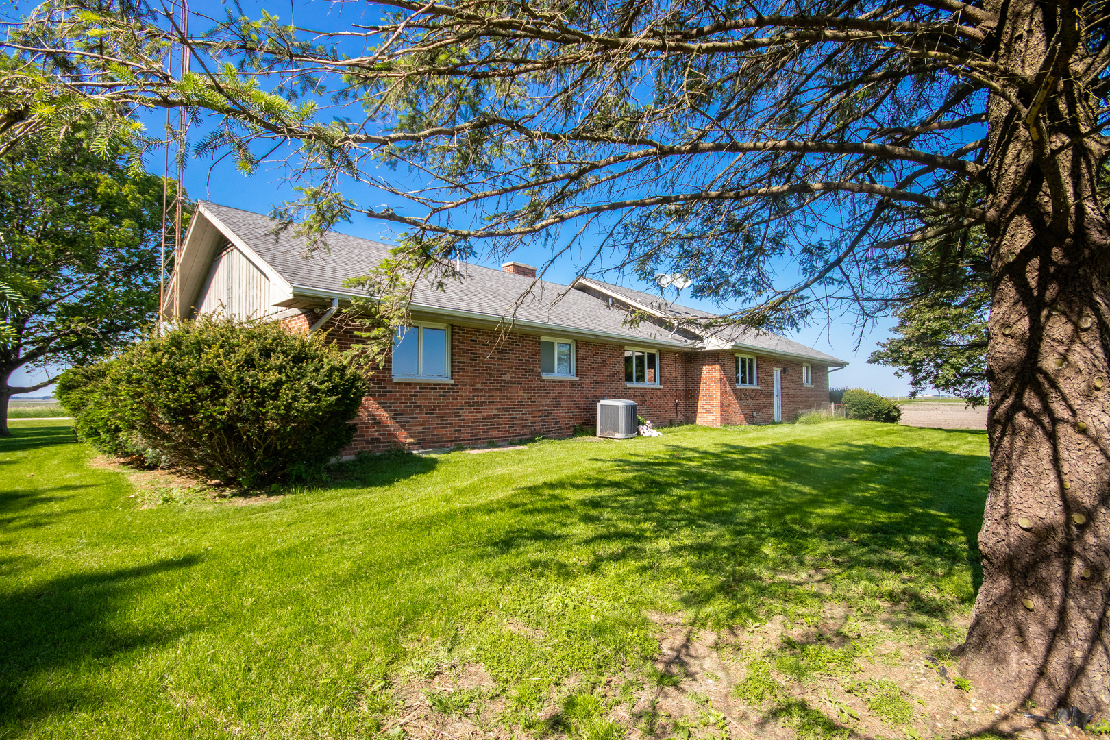9096 Wesson Road Leland, IL 60531 - Photo 5 of 29 a front view of a house with a garden