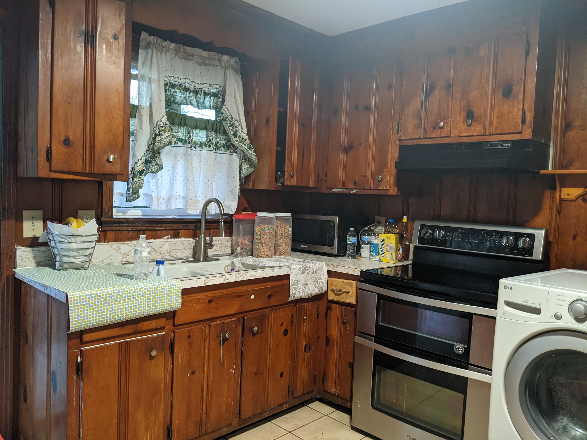 700 Blackstone Avenue Madison, TN 37115 - Photo 4 of 15 a kitchen with a sink and cabinets