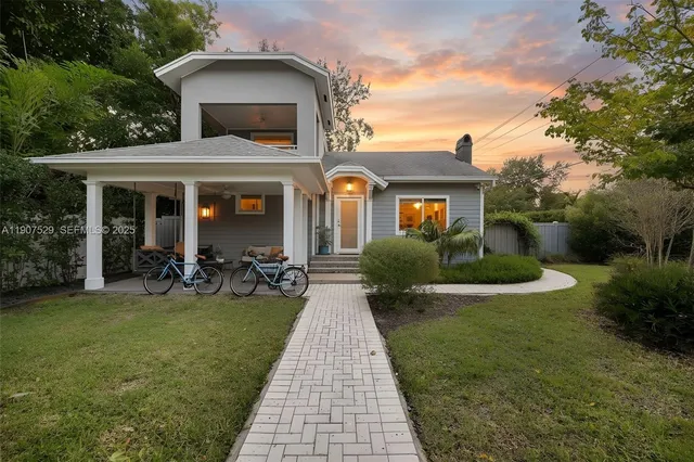 a view of a yard in front of house