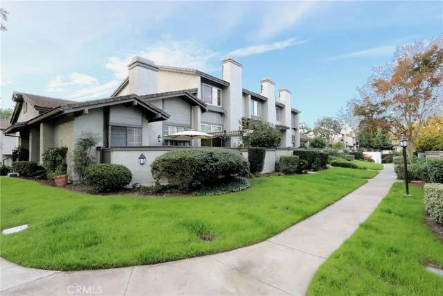 a view of a front of house with a yard