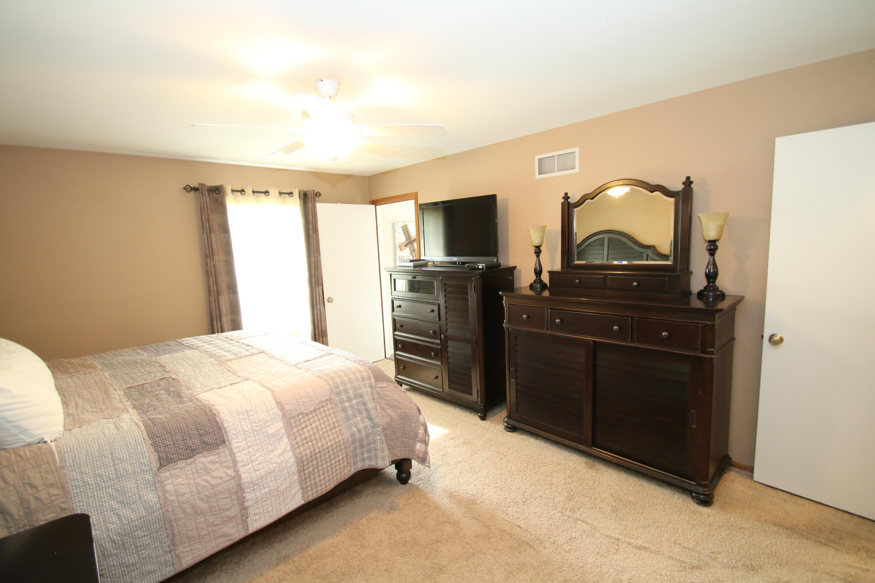 1400 South Ridgeway Road New Berlin, WI 53146 - Photo 17 of 31 Primary Bedroom