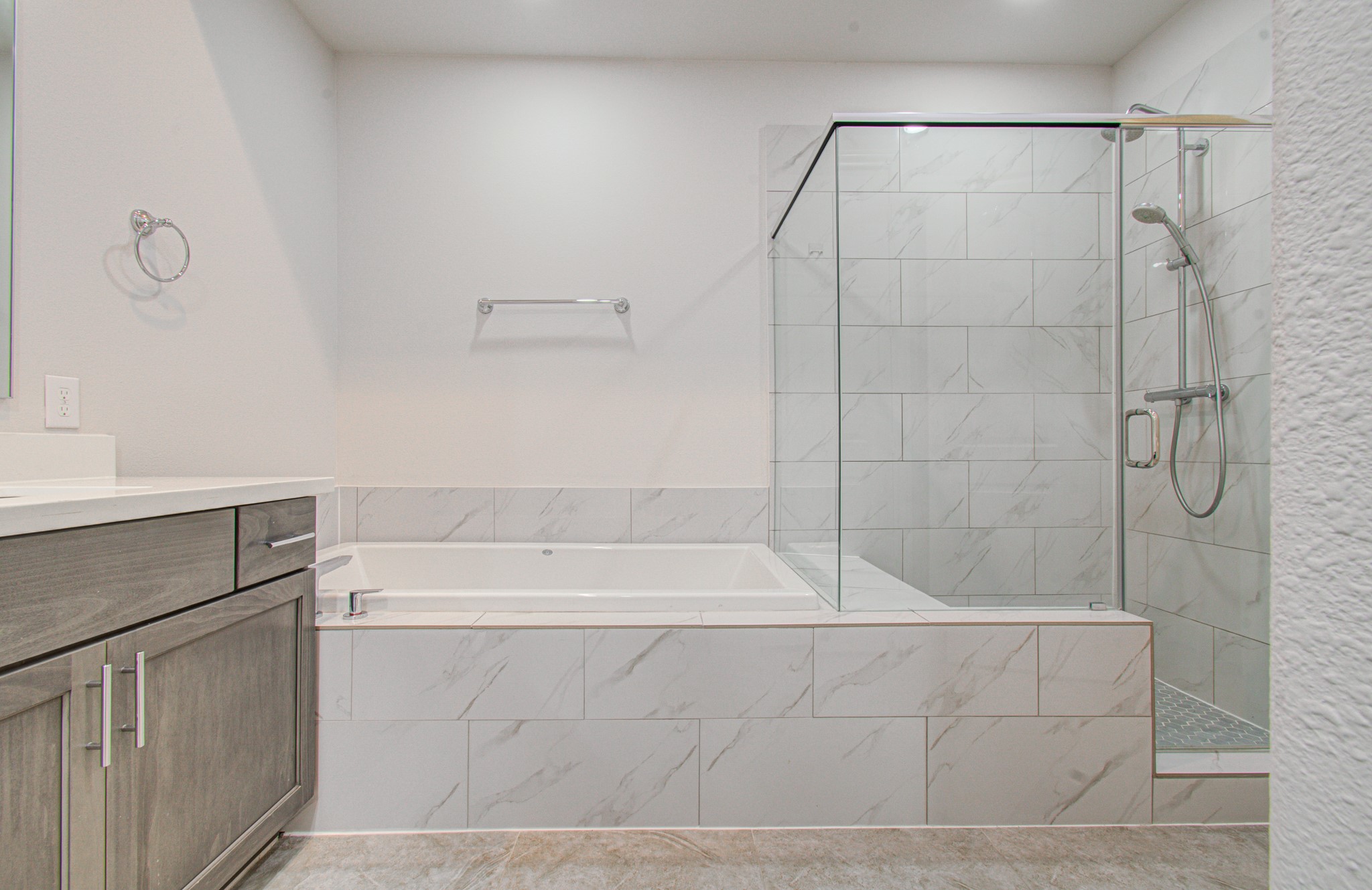 9532 London Bridge Station Houston, TX 77045 - Photo 33 of 43 Master Bathroom