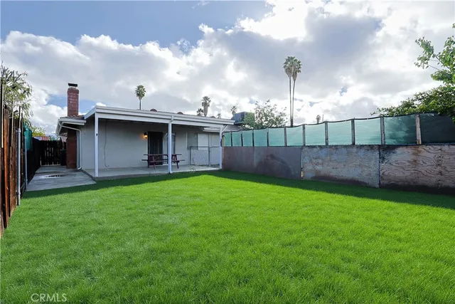 a view of a house with backyard and a garden
