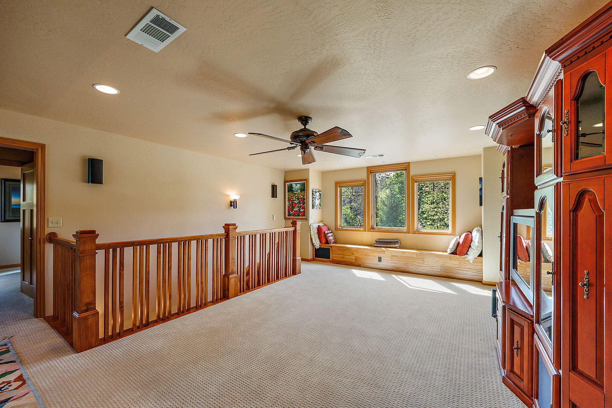 343 Rene Drive Shady Cove, OR 97539 - Photo 34 of 152 2nd Living Area