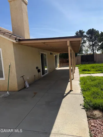 a view of a house with backyard and garden
