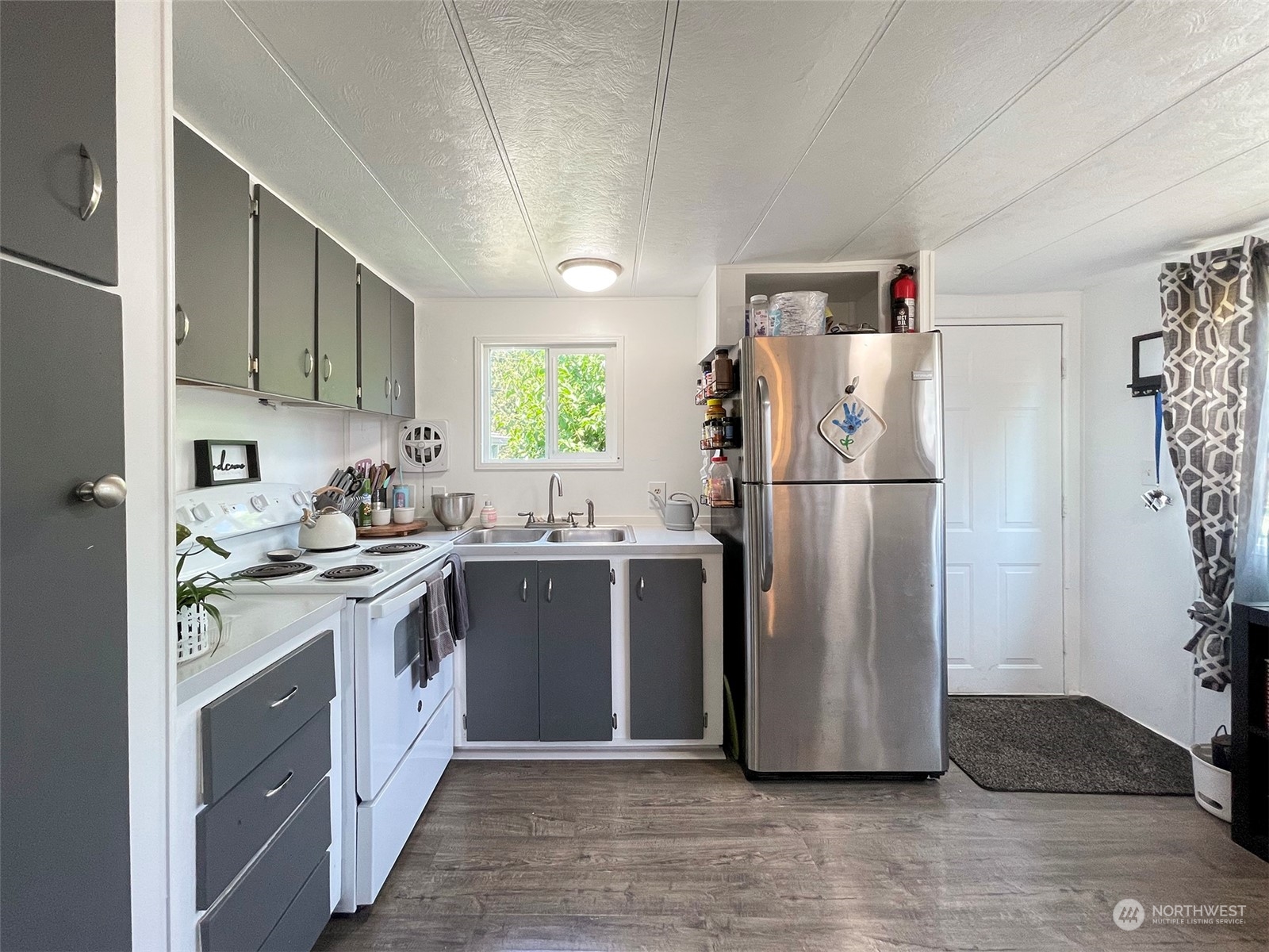 277 House Road Sequim, WA 98382 - Photo 19 of 40 a kitchen with stainless steel appliances granite countertop a refrigerator and a stove