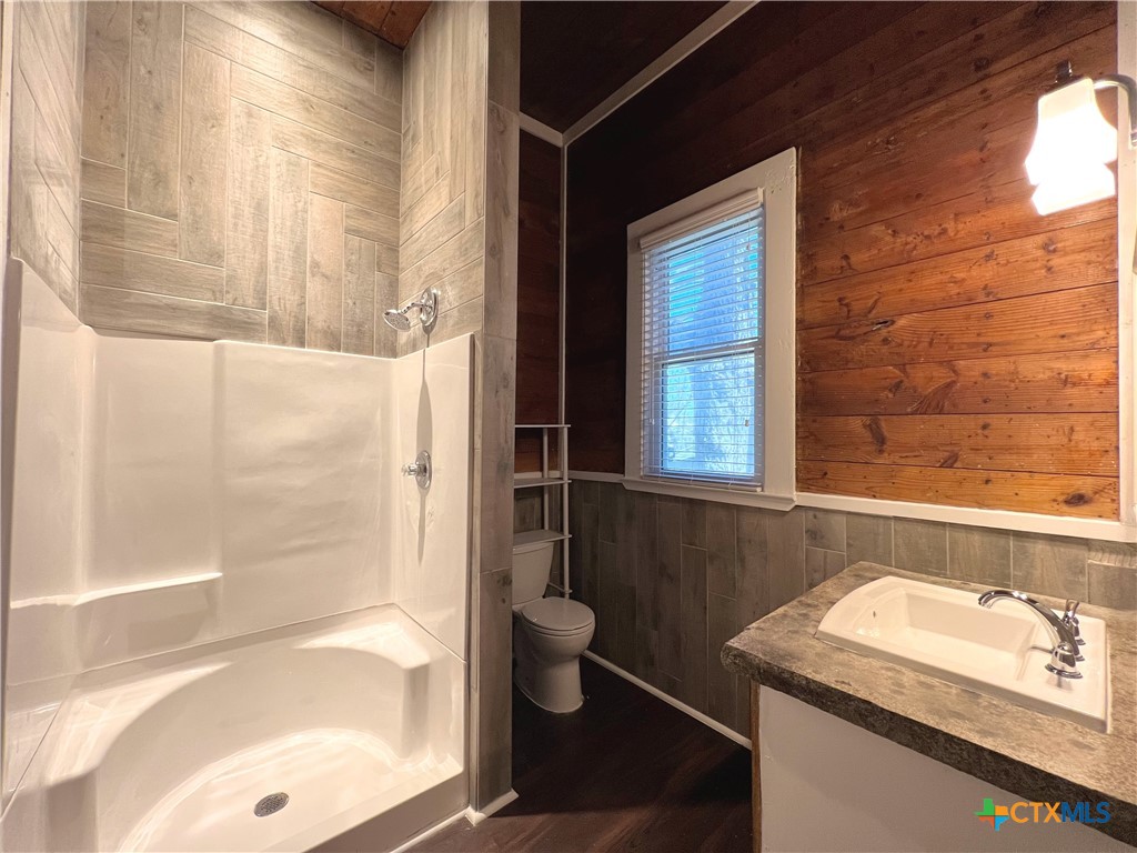 111 North 5th Street Temple, TX 76501 - Photo 18 of 19 a bathroom with a sink and a bathtub