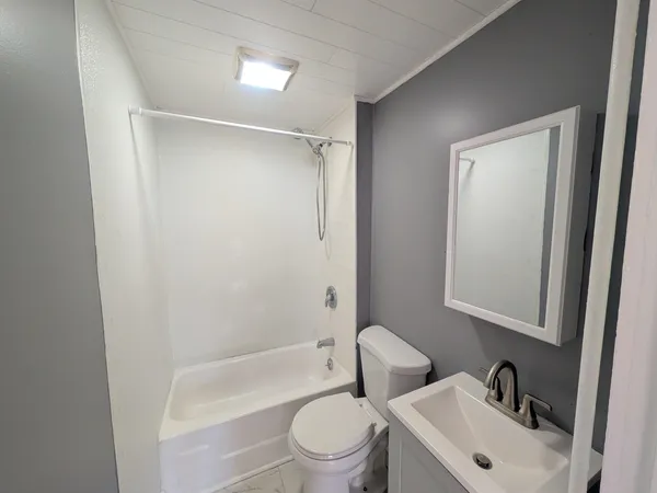 $1,500 | 13-15 Walnut Street, Unit 6, Claremont, NH 03743