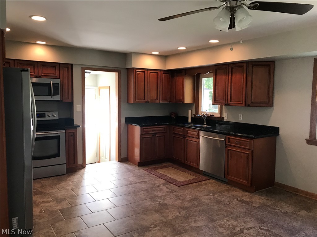 2812 Dentzler Road Parma, OH 44134 - Photo 5 of 8