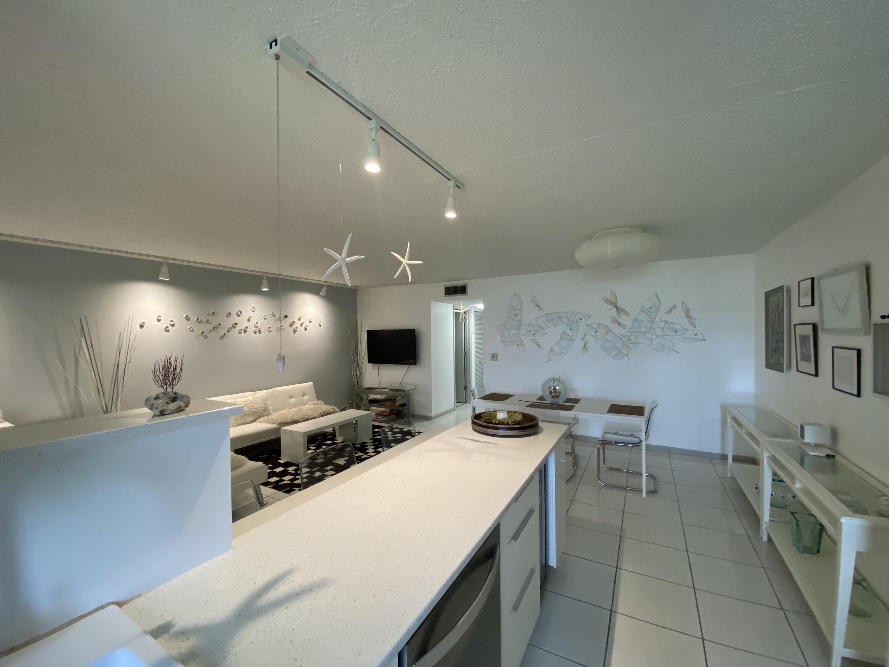 14364 Canalview Drive, Unit B Delray Beach, FL 33484 - Photo 4 of 6 Kitchen/dining area