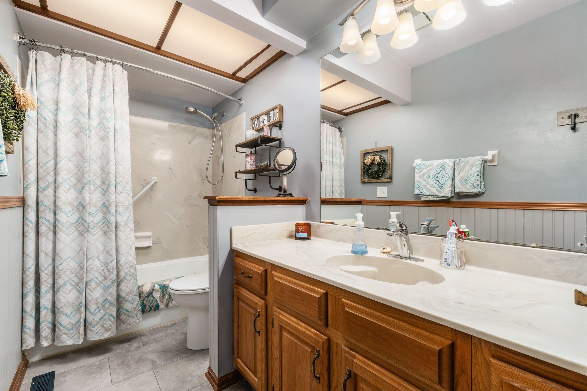631 Brice Road Columbus, OH 43213 - Photo 30 of 45 Full Hall Bath