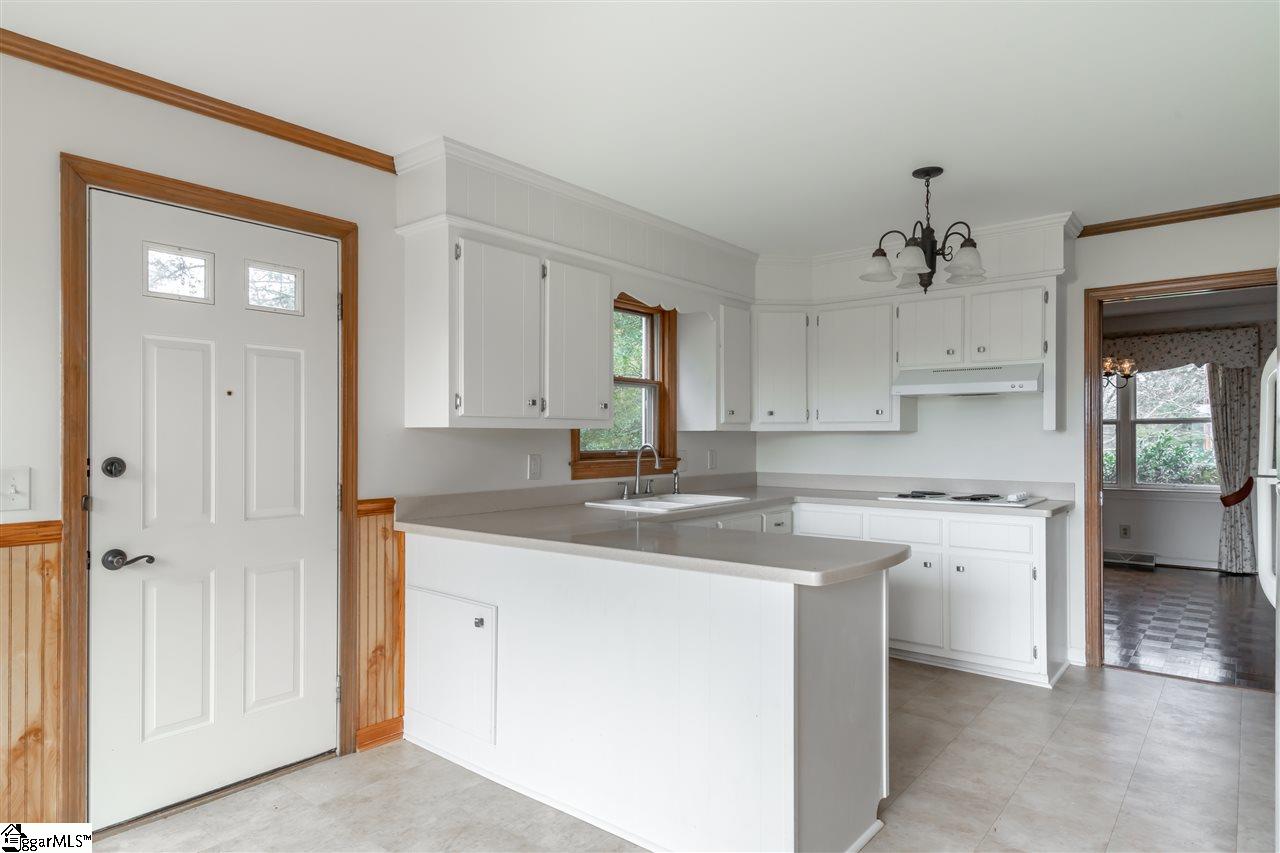 219 Rutledge Lake Road Greenville, SC 29617 - Photo 5 of 36 Gallery Image 5