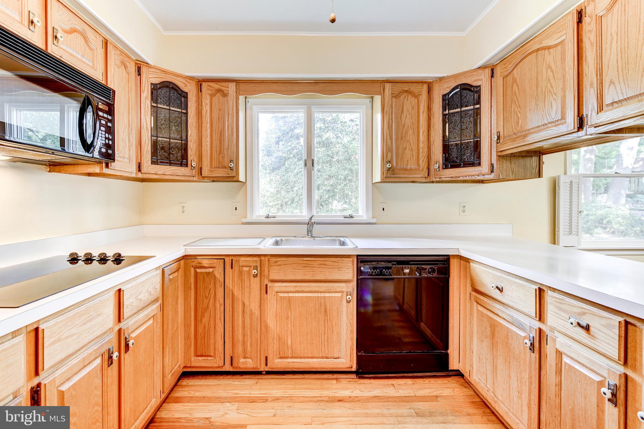 802 Ramshead Circle Cockeysville, MD 21030 - Photo 3 of 33 Abundant wood cabinets and hardwood floors