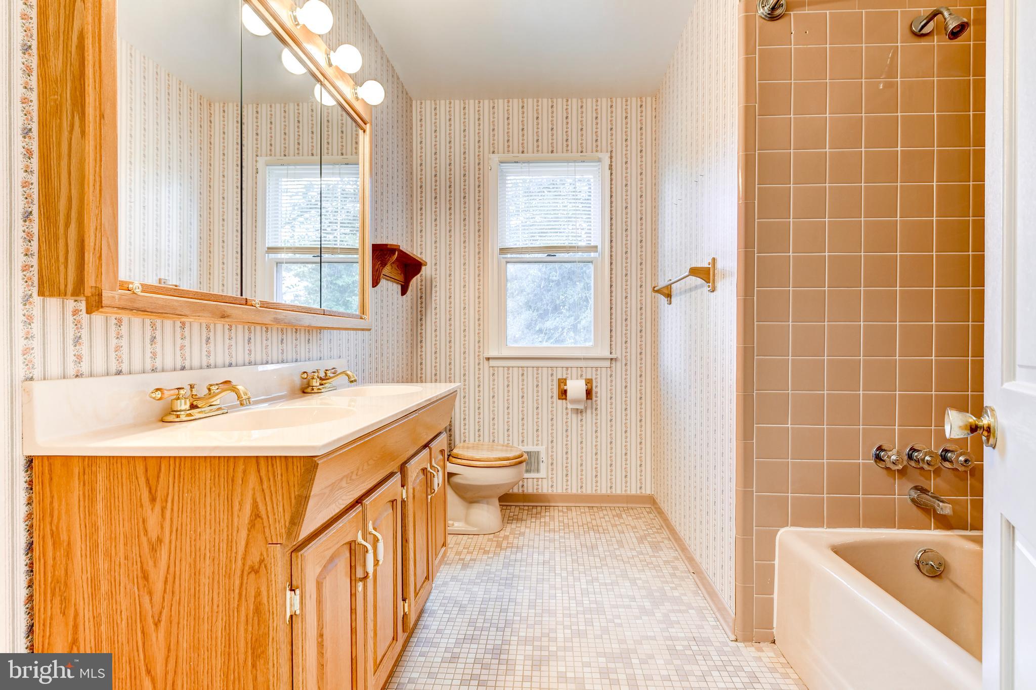 802 Ramshead Circle Cockeysville, MD 21030 - Photo 23 of 33 Large hall bath with tiled tub/shower combo