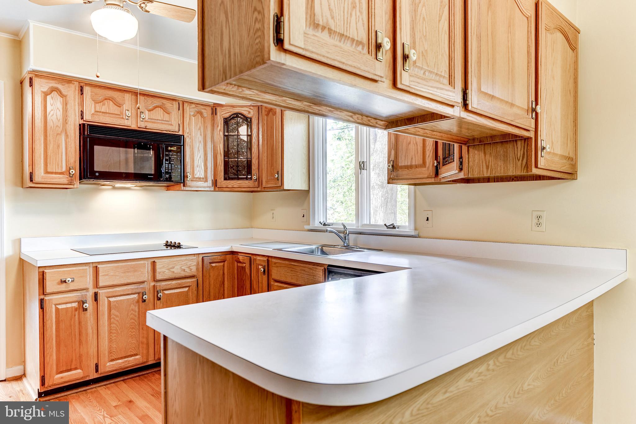 802 Ramshead Circle Cockeysville, MD 21030 - Photo 4 of 33 Lots of counter space and breakfast bar