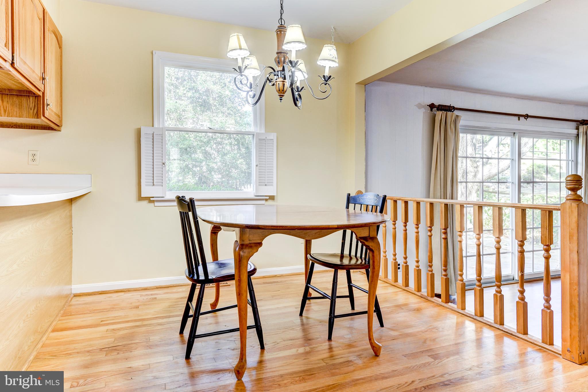802 Ramshead Circle Cockeysville, MD 21030 - Photo 6 of 33 Eat-in kitchen with hardwood floors