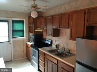 5209 Hillwell Road Baltimore, MD 21229 - Photo 14 of 24 Kitchen