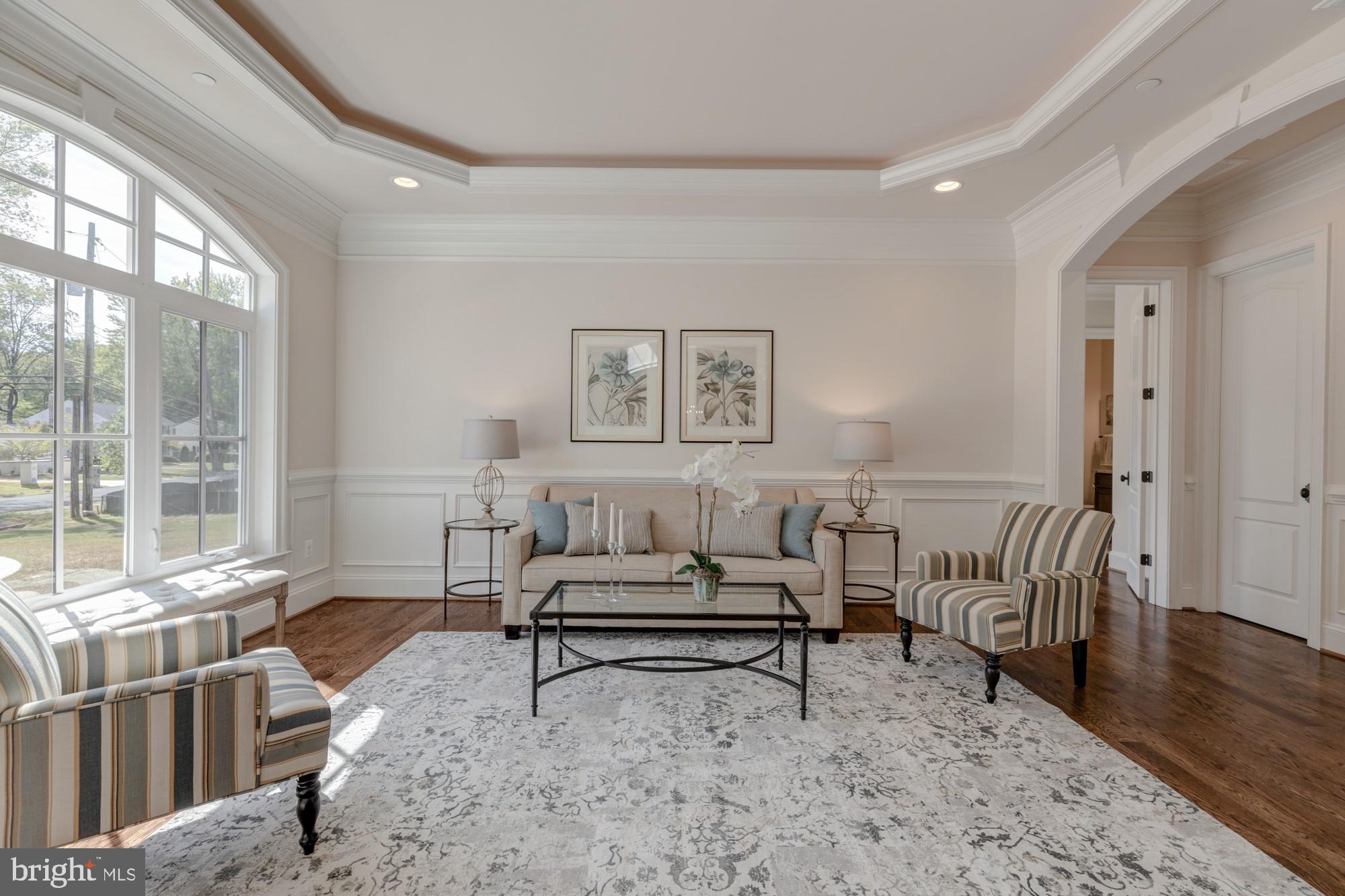 8412 Kingsgate Road Potomac, MD 20854 - Photo 2 of 20 Living Room