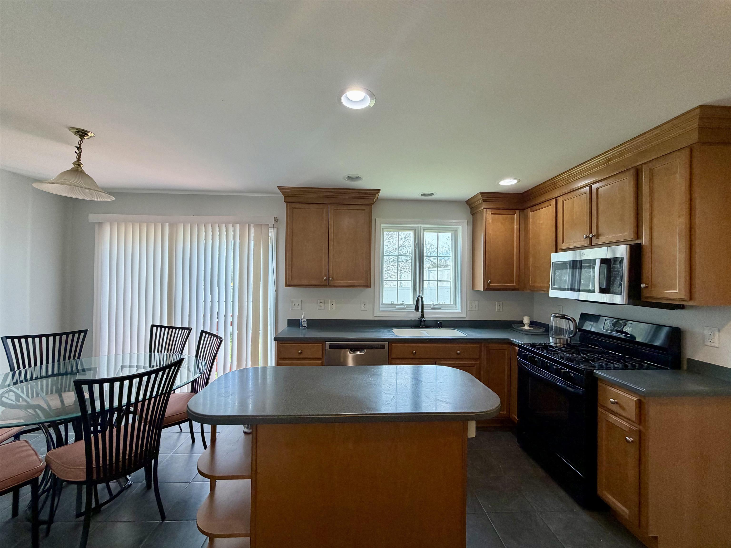 8 Normandy Way Nashua, NH 03063 - Photo 6 of 24