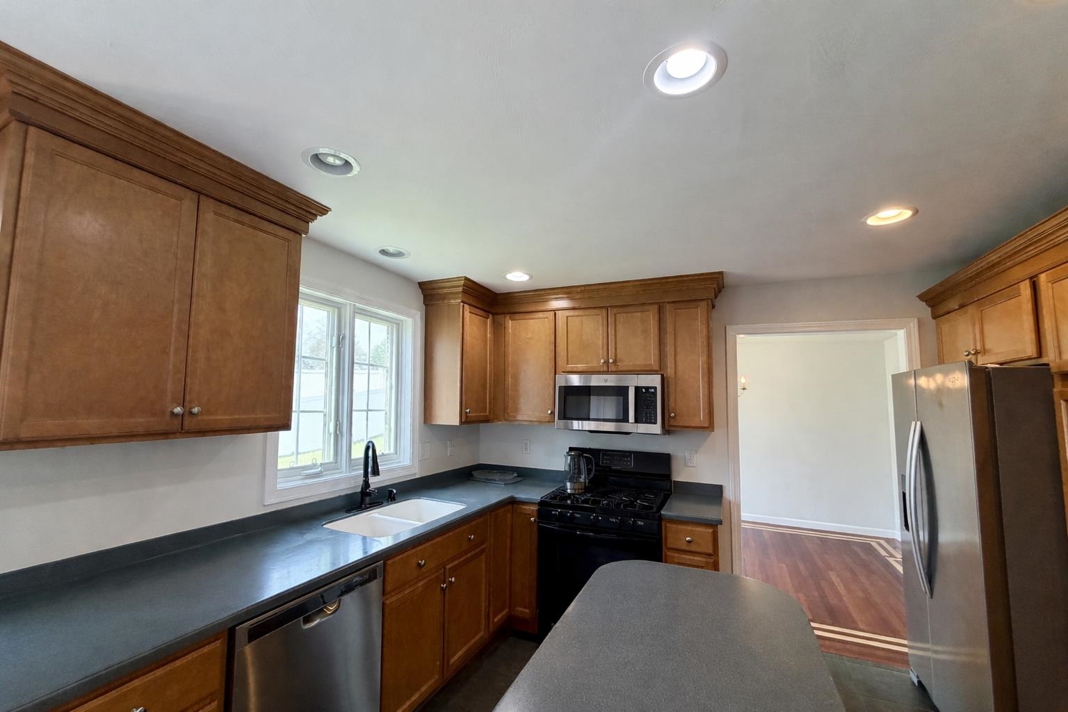 8 Normandy Way Nashua, NH 03063 - Photo 7 of 24