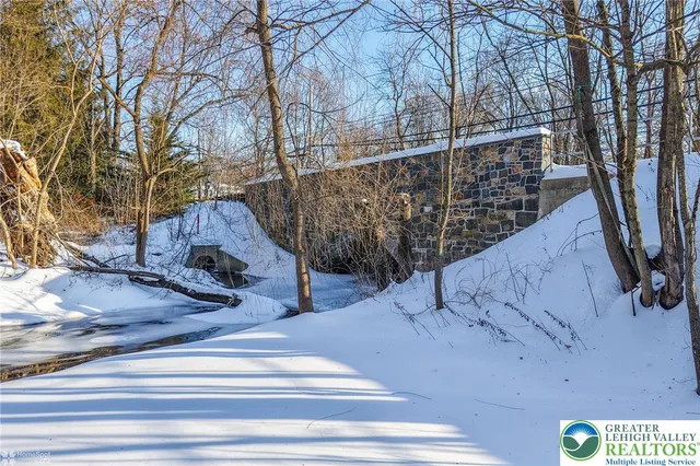 a view of entryway with a front door